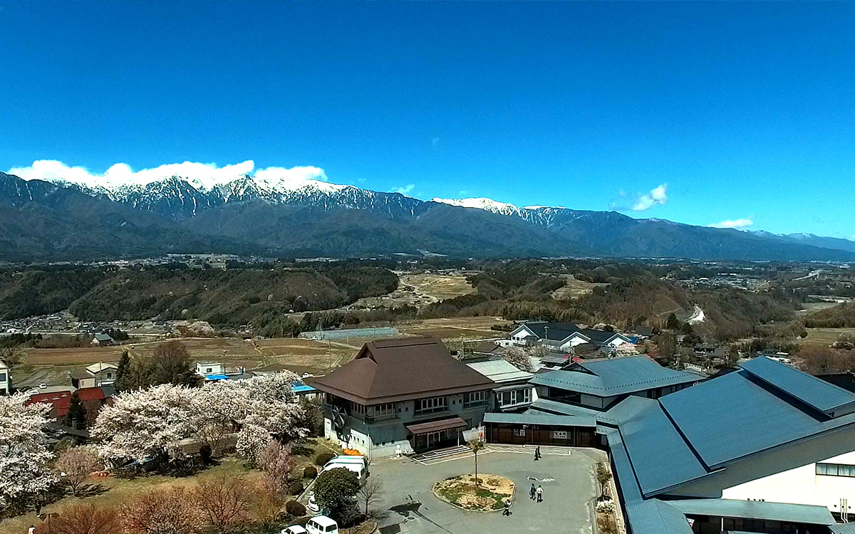 展望公園からの中央アルプスと村景